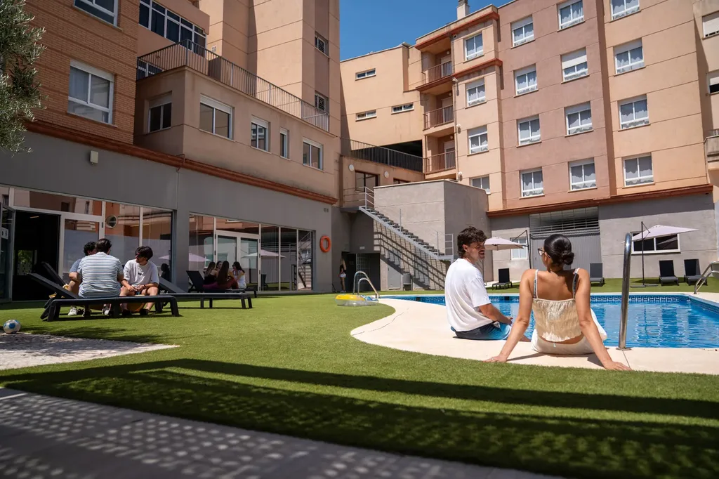 Residentes reunidos alrededor de la piscina de la residencia
